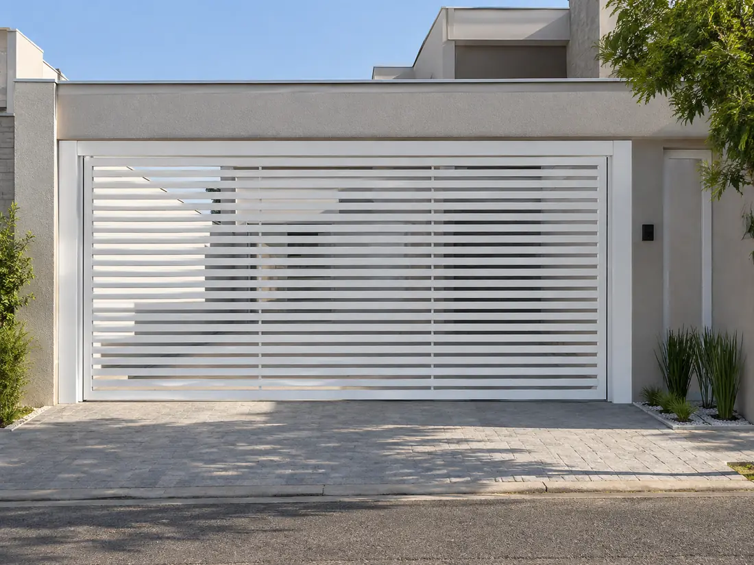 Portão de alumínio branco instalado em garagem